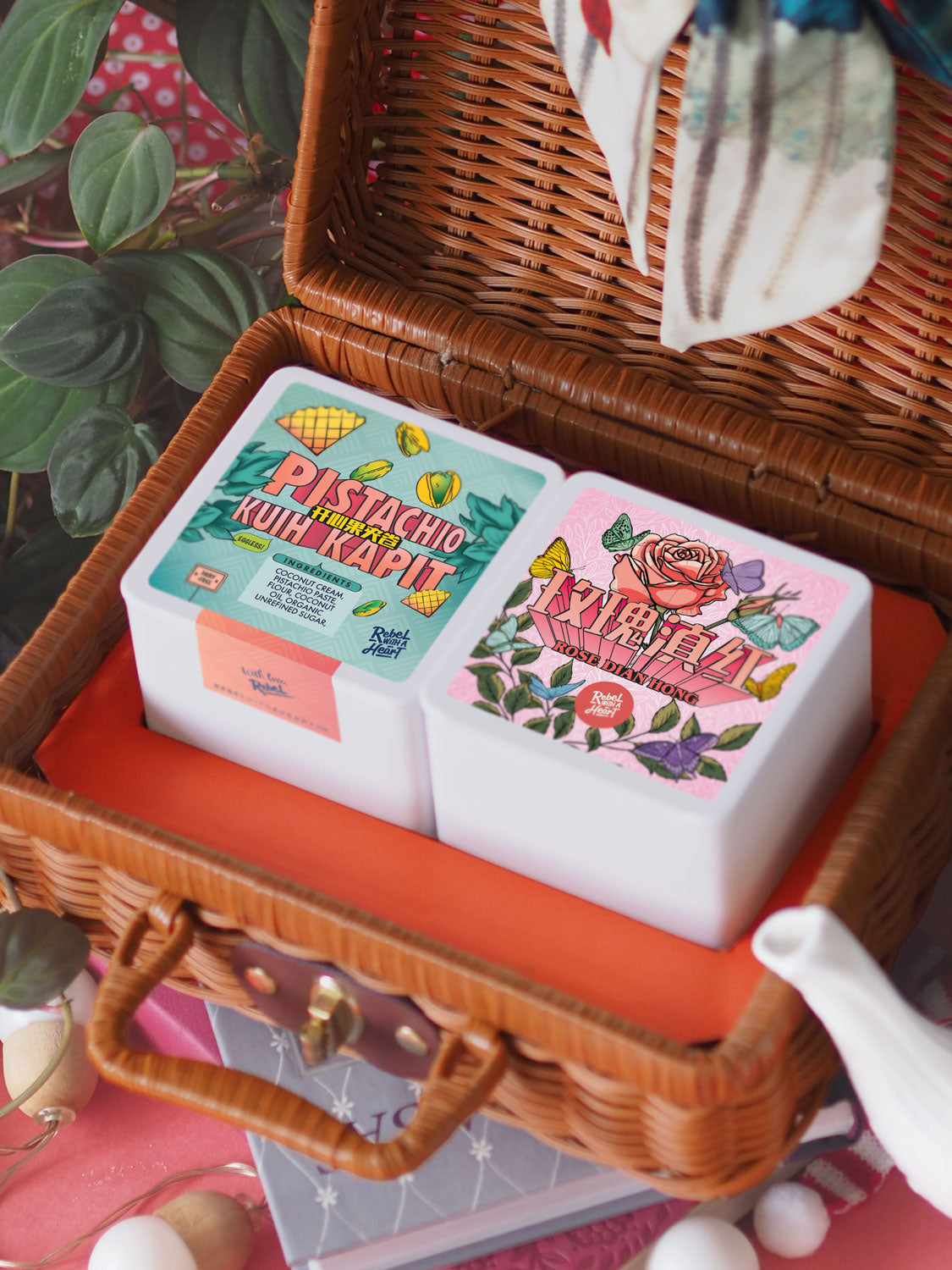 Christmas Gift Set: Pistachio Kuih Kapit + Rose Dian Hong